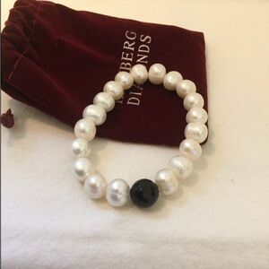 Helzberg Jewelers NWOT Simulated White Pearl Bracelet W/1 Black Simulated Pearl